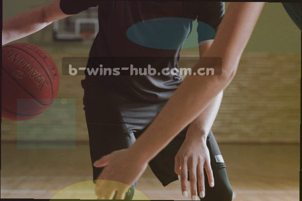 抽象的角球弧线与禁区示意，两条弧线代表两队压迫强度差异